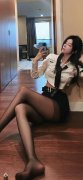 白鹿挽起裙子迈开腿坐
